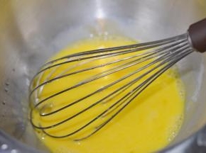 鸡蛋蛋清分离，蛋黄中加入60克放凉的橙子糖水，用打蛋器搅拌均匀。（配料里没有写糖水的份量，这一步一定要仔细看。）