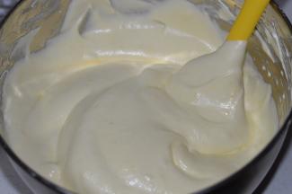 用刮刀切拌均匀，记得是切拌，像切菜一样，不可以画圈圈搅拌，以免消泡。把混合好的面糊倒入剩余的蛋白中，同样以切拌的方式搅拌均匀。