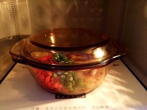 盖上盖子放入微波炉再加热3分钟。