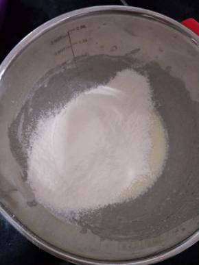 筛入低筋面粉，搅拌均匀