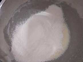 筛入低筋面粉，搅拌均匀