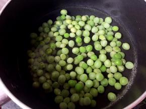 将豌豆洗净放入锅中煮熟捞出备用。