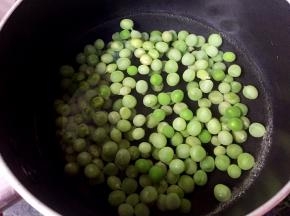 将豌豆洗净放入锅中煮熟捞出备用。