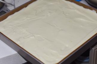 再倒入搅拌好的蛋糕糊，用刮刀轻轻抹平。