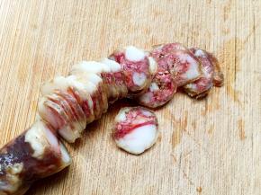 香肠洗净切薄片。