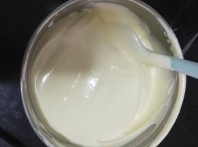 用翻拌的手法快速拌好蛋糕糊
