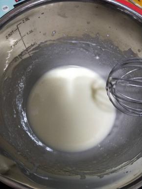 分离蛋黄蛋清至干净无油无水的盆内，玉米油与牛奶搅拌至充分乳化状态