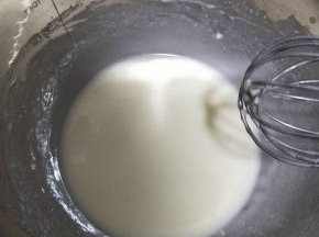 分离蛋黄蛋清至干净无油无水的盆内，玉米油与牛奶搅拌至充分乳化状态