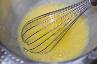 然后加入植物油，搅拌均匀。