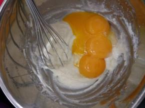 加入蛋黄搅拌均匀