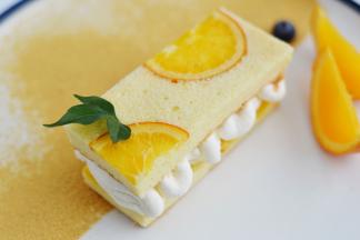 取适量淡奶油，加适量细砂糖打发。将凉后的蛋糕切成大小相同的形状，取一片蛋糕挤上淡奶油，并放上适量橙子肉，再盖上一片蛋糕片即可。