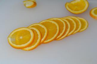 橙子用细盐搓洗表面洗净擦干，然后切成片，不要太薄，也不要太厚，去掉籽。