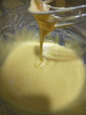 蛋黄与面粉糊拌均匀是非常细腻的