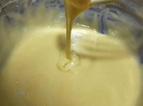 蛋黄与面粉糊拌均匀是非常细腻的