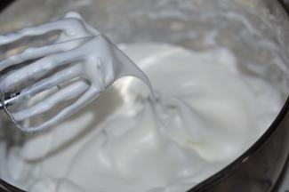 蛋清加几滴柠檬汁，糖分三次加入打发成湿性偏干发泡。（呈弯钩状）