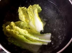 同时开水加入两滴油，适量盐将娃娃菜煮熟捞出备用。