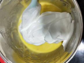 取三分之一打发好的蛋白霜与蛋黄糊混合均匀