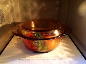 盖上盖子后放入微波炉加热2分钟即可。（想吃稀蛋黄就加热一分钟就可以了）