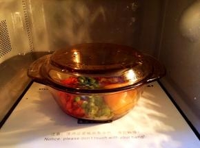 盖上盖子后放入微波炉加热2分钟即可。（想吃稀蛋黄就加热一分钟就可以了）