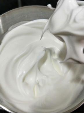 加几滴柠檬汁到蛋清中，分三次加糖打分蛋白至湿性发泡