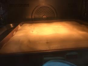 烤箱提前预热170度，放入烤箱中层，烤20~25分钟。时间温度依照自家烤箱温度而定。