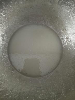 玉米油和牛奶倒入盆里充分乳化