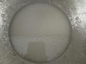 玉米油和牛奶倒入盆里充分乳化