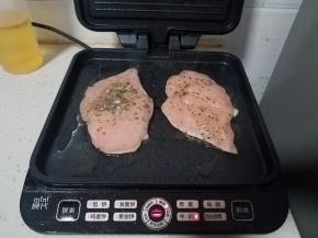 电饼铛预热后，淋一点点油，其实不放油，这款鸡排也没问题，本身买的就是腌渍好的，然后放入鸡排