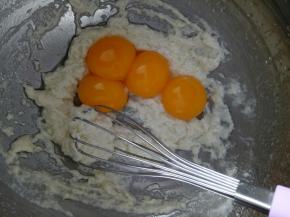 分离蛋清蛋黄，将蛋黄倒入面粉糊中同样呈“Z”字将蛋黄和面粉糊搅拌均匀