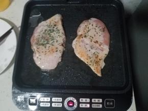 轻轻的煎一分钟后，翻面继续煎