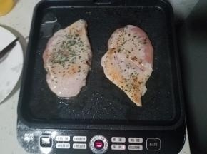 轻轻的煎一分钟后，翻面继续煎