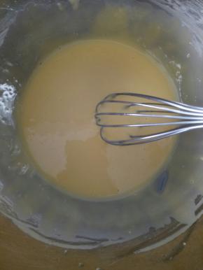 现在习惯用后蛋法，做出来的蛋黄糊细腻无颗粒，拌好后放一旁备用