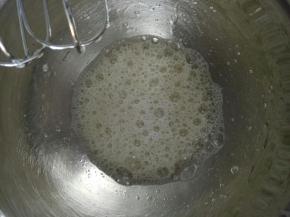 蛋清中加入几滴柠檬汁，没有的可以用白醋代替，电动打蛋器开低速打至鱼眼泡，加入1/3细砂糖，开高速继续打发