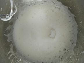 打至细腻的白色泡泡时加入剩下白砂糖的1/2，继续开高速打发