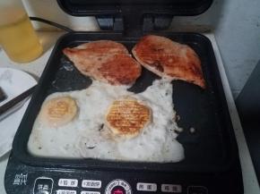 个人喜欢八分熟的，所以我把鸡蛋翻面继续煎了一会，这个根据个人喜好决定