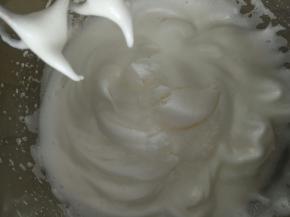 打至蛋白出现稳定的纹路时加入剩下的白砂糖，然后开低速继续打发