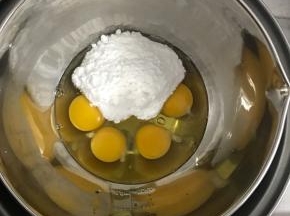 鸡蛋打入打蛋盆中，加入盐、细砂糖，用手动打蛋器搅拌均匀。