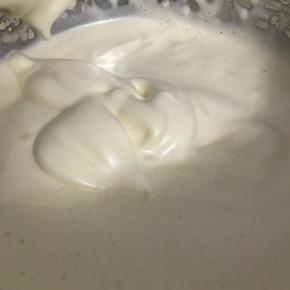 隔水将蛋液加热到40至50度，用电动打蛋器高速将蛋液打发。将打蛋器提起，蛋液缓慢滴落且保持纹路即打发成功。（全蛋打发时间较长，大概用了4分钟。）