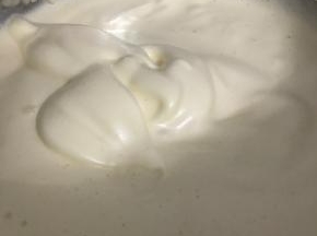 隔水将蛋液加热到40至50度，用电动打蛋器高速将蛋液打发。将打蛋器提起，蛋液缓慢滴落且保持纹路即打发成功。（全蛋打发时间较长，大概用了4分钟。）