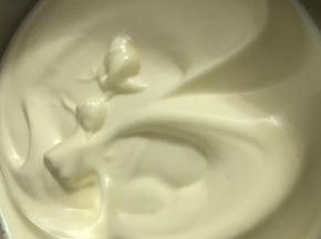 打蛋器转低速整理一下气泡。