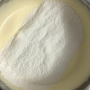 筛入低粉，刮刀用翻拌手法将面糊拌匀。