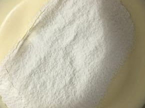 筛入低粉，刮刀用翻拌手法将面糊拌匀。