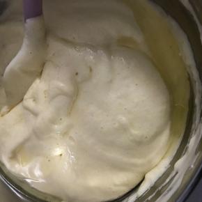 将玉米油用刮刀引流加入到面糊中，继续用翻拌手法拌匀。大概翻拌100次。