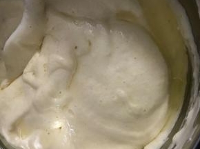 将玉米油用刮刀引流加入到面糊中，继续用翻拌手法拌匀。大概翻拌100次。