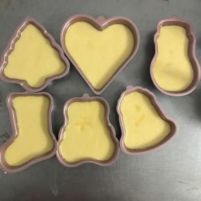 将面糊倒入模具中，8分满即可。