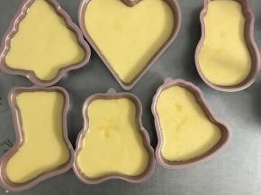 将面糊倒入模具中，8分满即可。