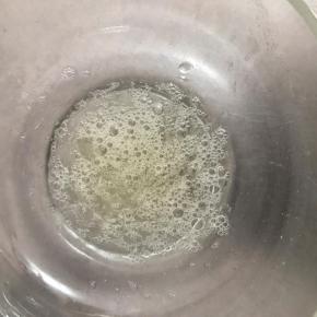 准备糖霜。将20克蛋清放入盆中，用筷子打散。