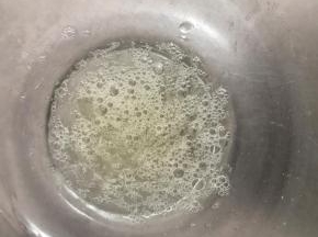 准备糖霜。将20克蛋清放入盆中，用筷子打散。