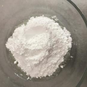 加入糖粉，用刮刀搅拌成浓稠状。