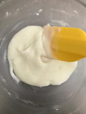 一点点加入柠檬汁，拌匀。当用刮刀刮起糖霜，滴落的糖霜几秒内变得平整，糖霜即调制完成。